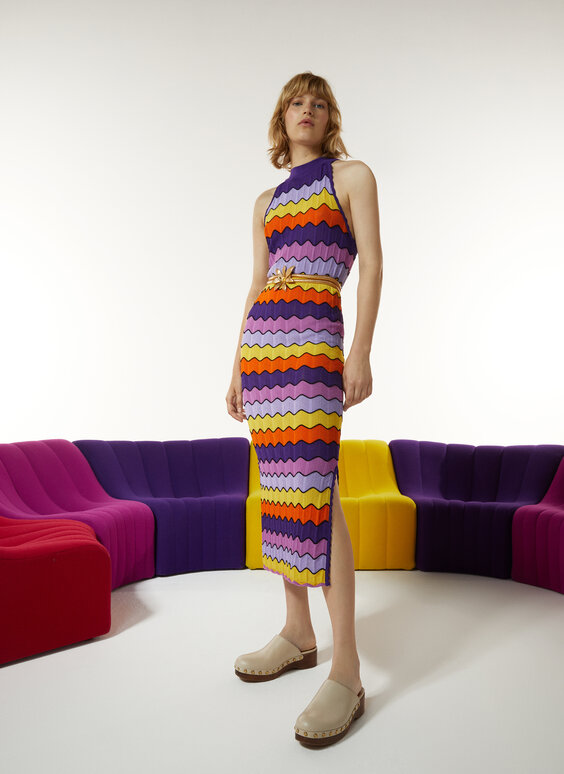 Úpletové šaty s vícebarevnými proužky