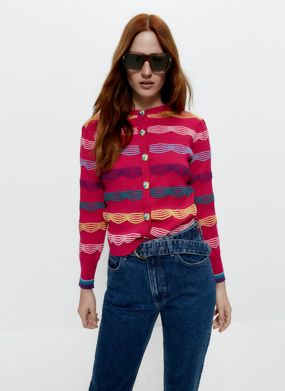 Pestrofarebný sveter s vlnkovým lemom